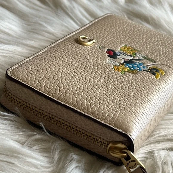 💰SOLD - CH472 - Disney X Coach Accordion Zip Wallet with Minnie Mouse - Picture 2 of 11